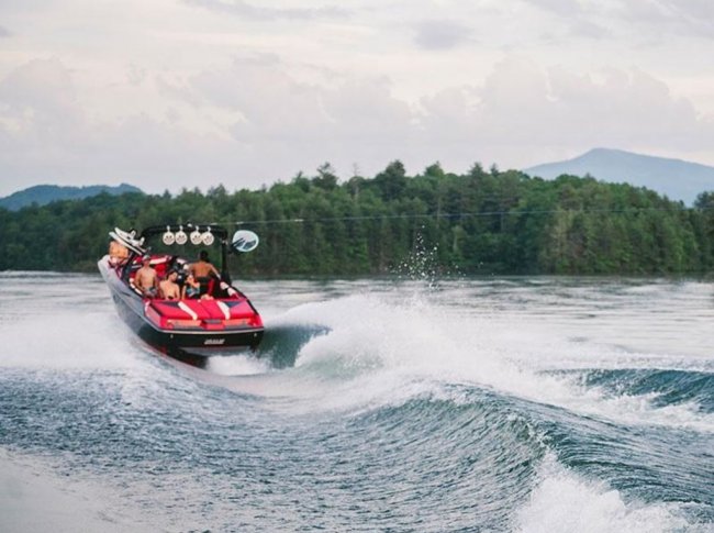 Axis Wake A22 pulling an expert wakeboarder behind near muskoka.