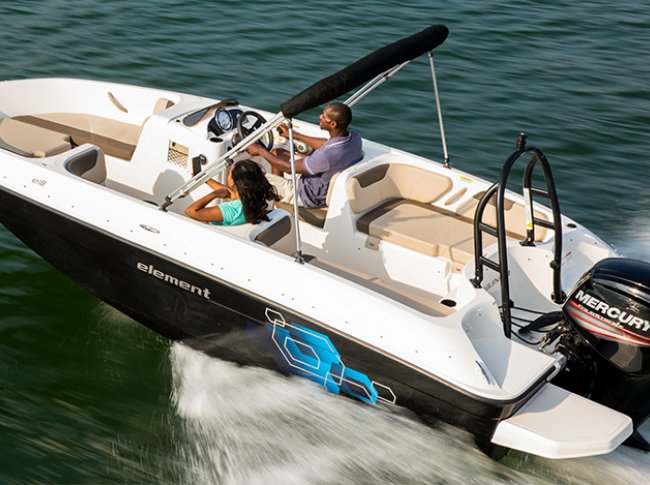 A couple in their Bayliner Element E18 in Muskoka near Toronto Ontario