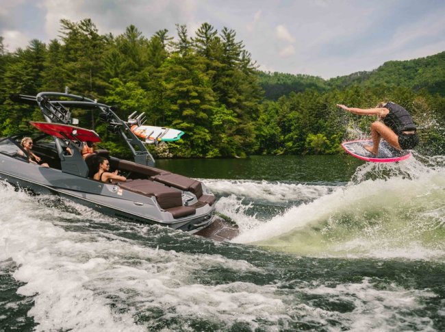 boat surfing
