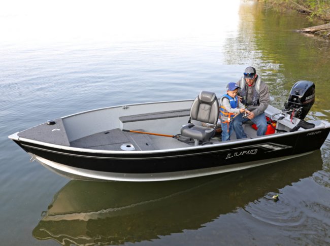 boat family fishing